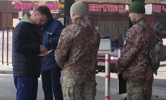 Представители ТЦК. Фото: скриншот YouTube-видео