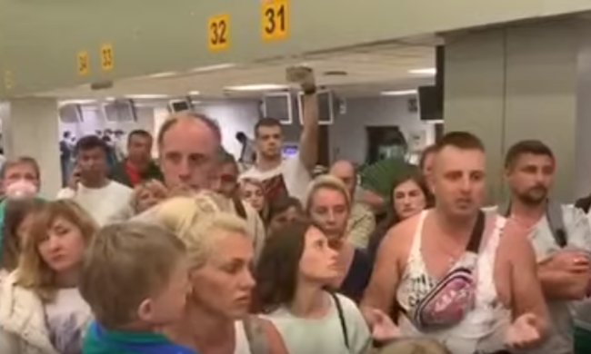 На Шри-Ланке застряли туристы. Фото: скриншот YouTube