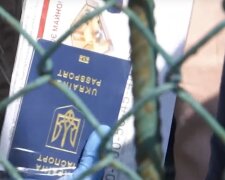 Закордонний паспорт. Фото: скріншот YouTube-відео