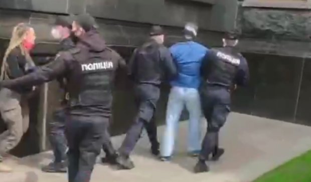 Задержание активиста под ОП. Фото: скрин Pavlovsky News
