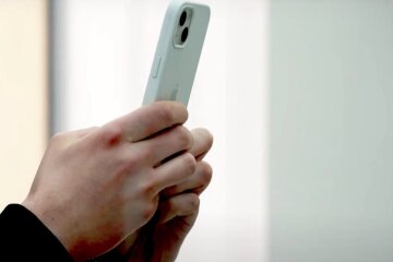 Смартфон. Фото: YouTube, скрин