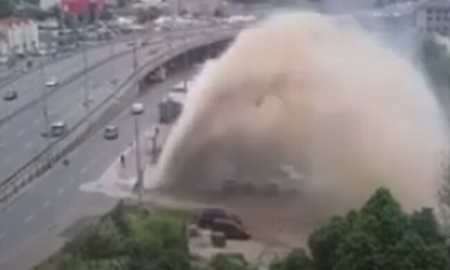 В Киеве прорвало трубу. Фото: скриншот YouTube-видео