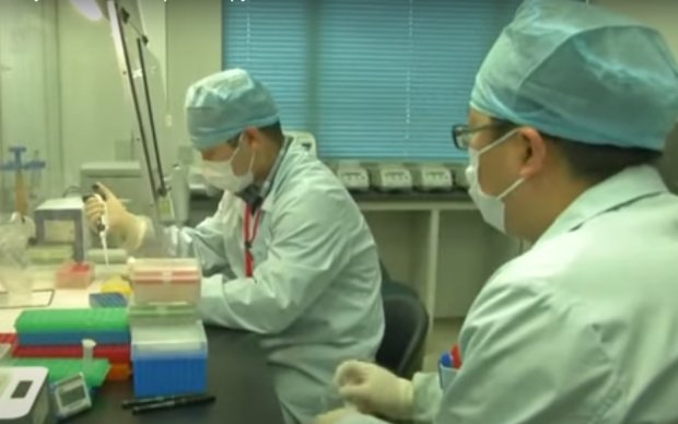 Ученые тестируют вакцины от коронавируса. Фото: скриншот YouTube