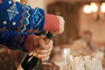 Как правильно открыть бутылку с шампанским. Фото: YouTube