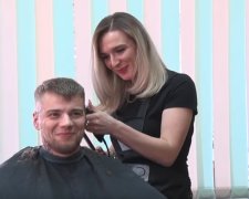 В Киеве заработают парикмахерские. Фото: youtube