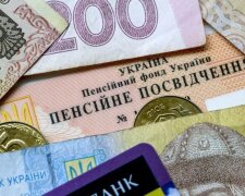 Пенсіонерка з гривнями в руках