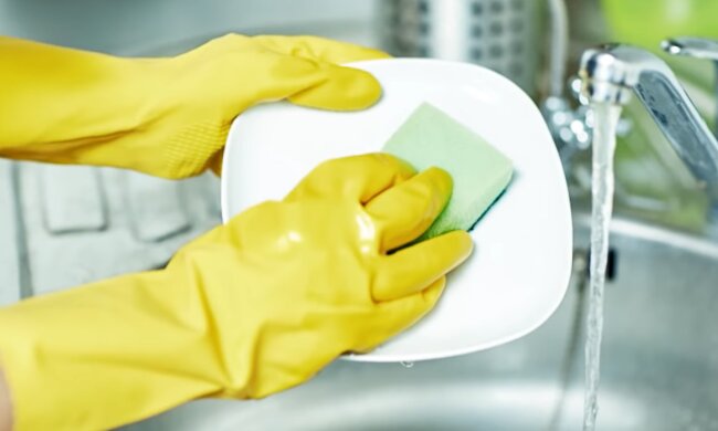 Мытье посуды. Фото: YouTube