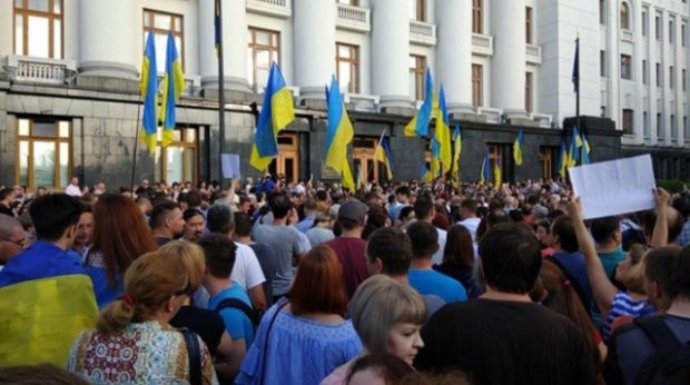 Под Офисом президента Украины проходит акция протеста. Порошенко мстит?