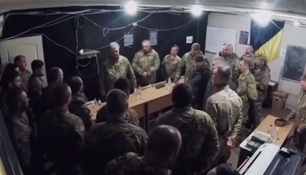 Бойцы «Азова» на передовой проигнорировали приветствие Порошенко. Появилось видео