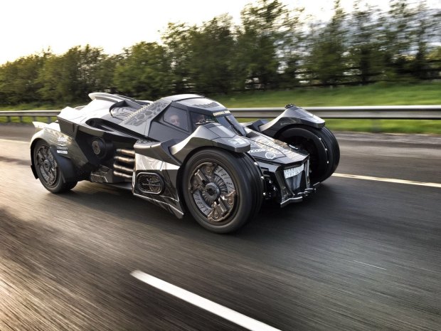 Необычная авария во Франции: "Бэтмобиль" за 1,25 млн евро превратился в груду металла. Фото