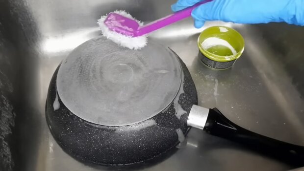 Отмываем сковороду. Фото: YouTube