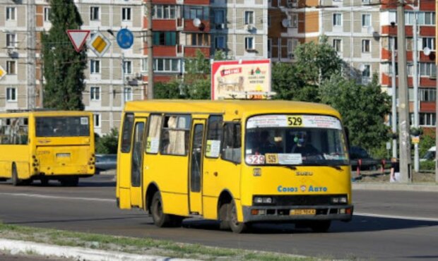 Кто первый соберет денежки: в Киеве маршрутчики устроили поединок, зрелище не для слабонервных
