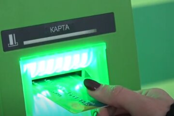 Банківська карта. Фото: скріншот YouTube-відео