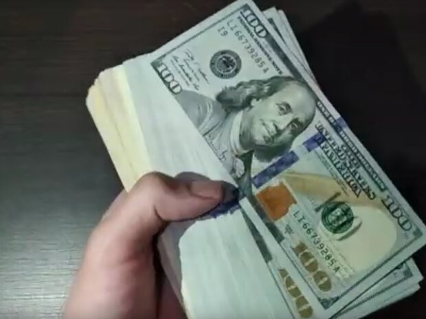 Украинцы хотят менять "старые" доллары на "новые". Фото: скриншот YouTube-видео