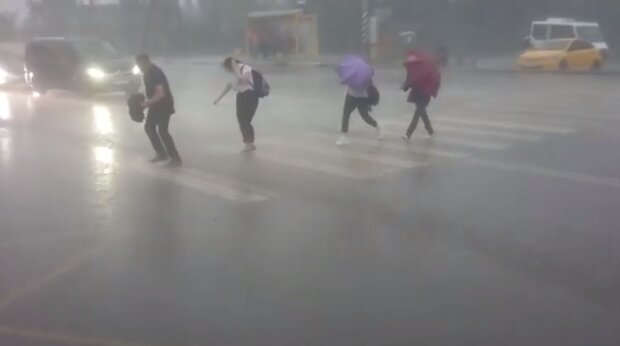 Дощі та грози в Україні. Фото: скріншот YouTube-відео