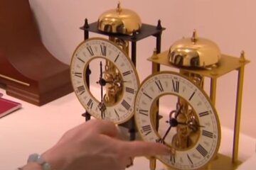 Перевод стрелок часов. Фото: скриншот YouTube-видео