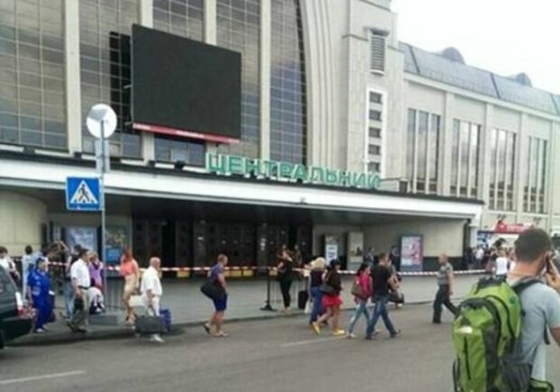 На киевском вокзале - массовая эвакуация людей: что происходит