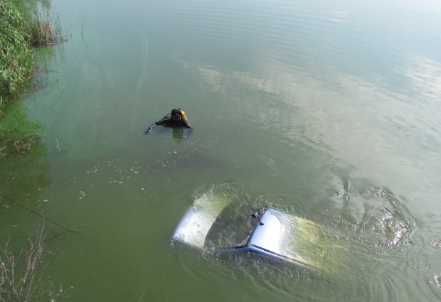 Утонул за рулем автомобиля: смертельное ДТП потрясло всю Харьковщину, спасатели опоздали на мгновенье