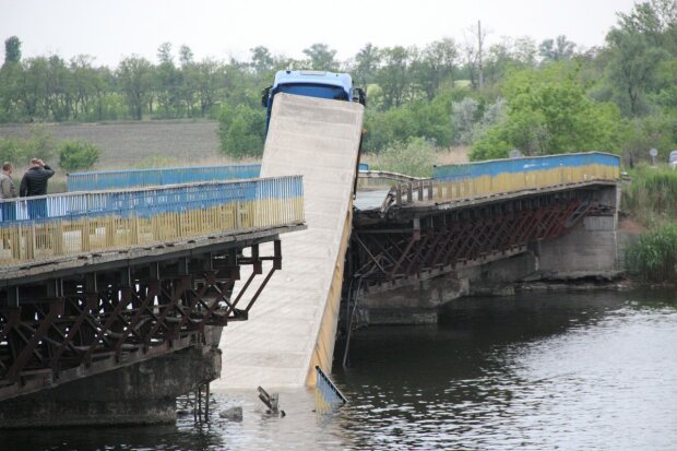 Обвал моста под Никополем парализовал движение: что предприняли власти