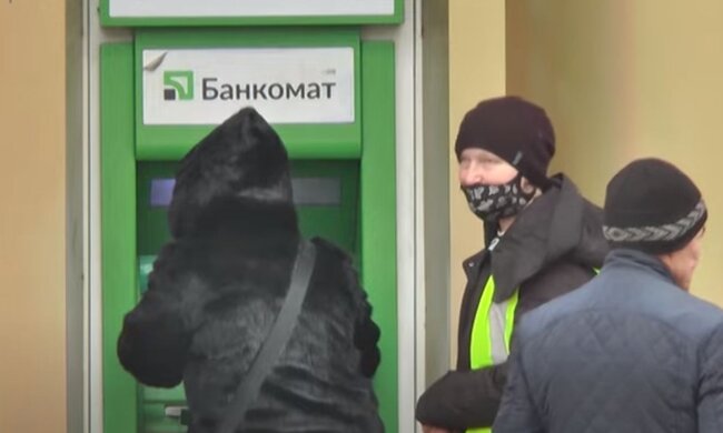 Банкомат ПриватБанку. Фото: скріншот YouTube-відео