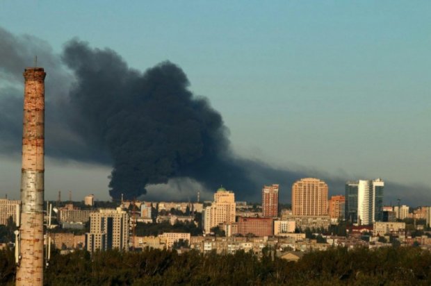 Все горит и взрывается: в Донецке взлетел на воздух склад с боеприпасами. Видео