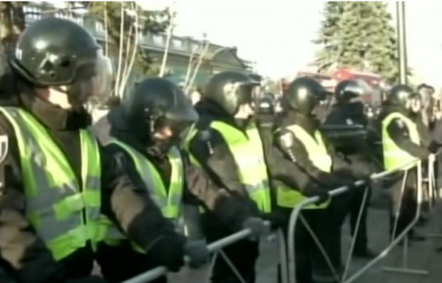 Главное за 17 декабря:  атака Тимошенко, война под Киевом, пенсии умножат на два,  массовые столкновения под  Радой, первая жертва Майдана