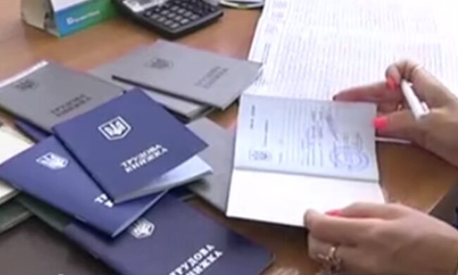 Трудова книжка. Фото: скріншот YouTube-відео