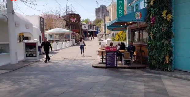 Одесса начала снимать карантин: люди без масок, открываются кафе и магазины