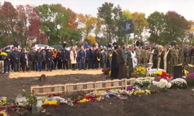На месте падения Ан-26 на Харьковщине отслужили панихиду по погибшим. Фото: скриншот видео