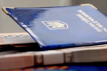 Пенсійне посвідчення. Фото: YouTube, скрін