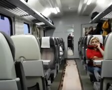 Пассажиры могут покупать билеты на дополнительный поезд. Фото: скриншот YouTube-видео