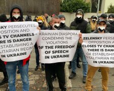 Під посольством України в Празі пройшов мітинг української діаспори на підтримку незаконно закритих телеканалів