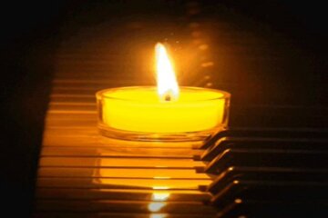 Свеча памяти. Фото: скриншот Youtube