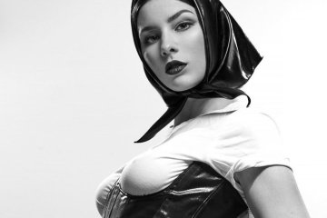 Фанаты в восторге: MARUV надела соблазнительный купальник и показала длинные ноги (фото)