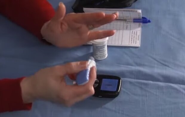 Перевірка рівня цукру в крові. Фото: скріншот Youtube-відео