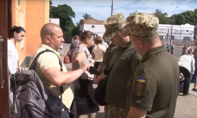 Представители ТЦК. Фото: скриншот YouTube-видео