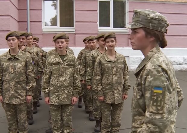 Военнослужащие женщины.  Фото: скриншот YouTube-видео