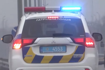 У Києві масштабна ДТП: фура знесла огорожу та злетіла з мосту - кадри
