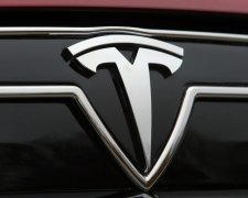 В сети показали электро-грузовик Tesla, который переделали в дом на колесах