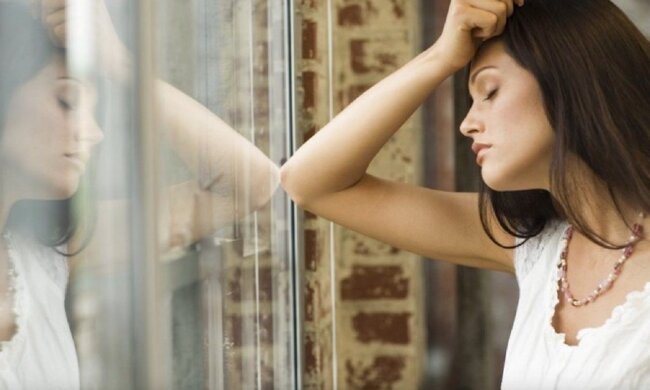 Сумна дівчина. Фото: скріншот Youtube