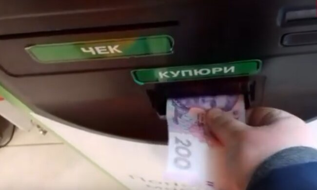 Мужчина "обманывал" терминалы. Фото: youtube
