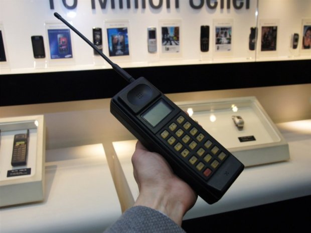Как создавался самый первый мобильный телефон в мире