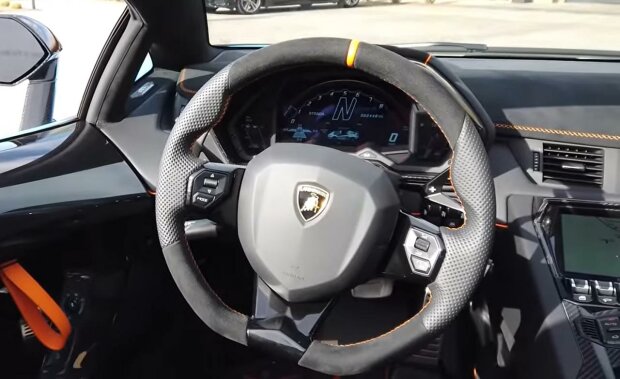 Lamborghini, салон. Фото: скрин youtube