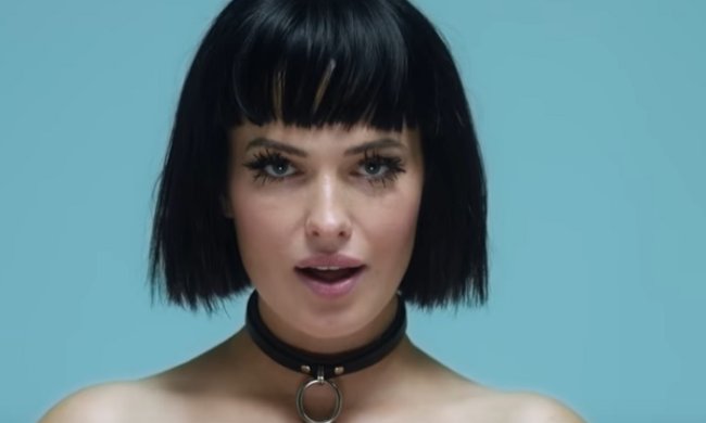 Даша Астафьева. Кадр из клипа "Fetish"