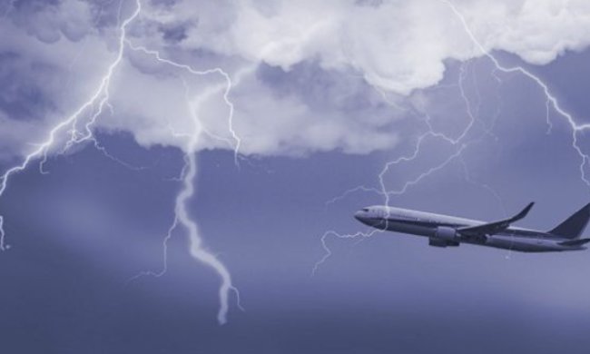 Молния попала в самолет