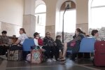 Люди на вокзале. Фото: скриншот YouTube-видео
