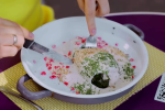 Які продукти категорично не можна їсти у спеку. Фото: YouTube