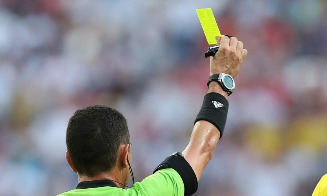 Футболист после фола изобразил оживленный разговор с самим собой и избежал наказания. Видео