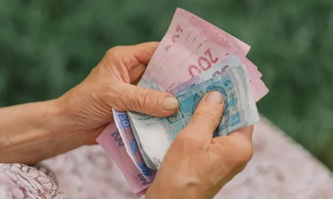 Пенсіонер з гривнями — доплата 40% до пенсії за довідкою