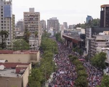 Улицы столицы заполонили миллионы людей: требуют отставки президента, повсюду царит хаос и разруха (фото, видео)